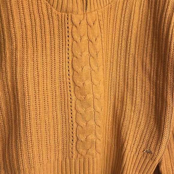 Guess knit sweater. Women size large. Excellent condition. - Picture 3 of 6